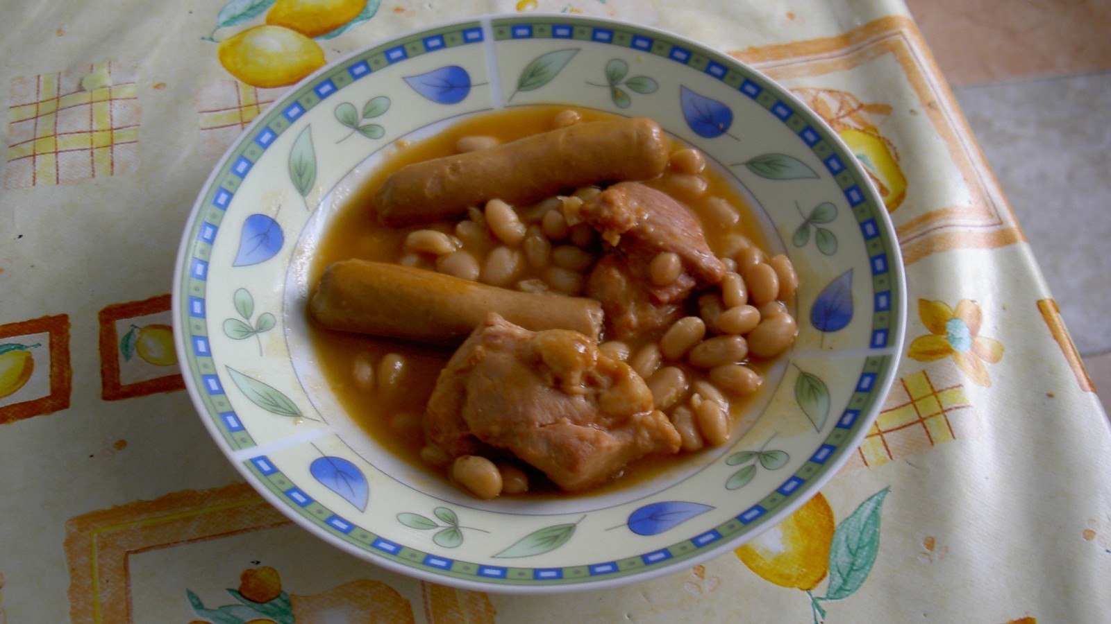 Cassoulet traditionnel servi dans une cassole en terre cuite