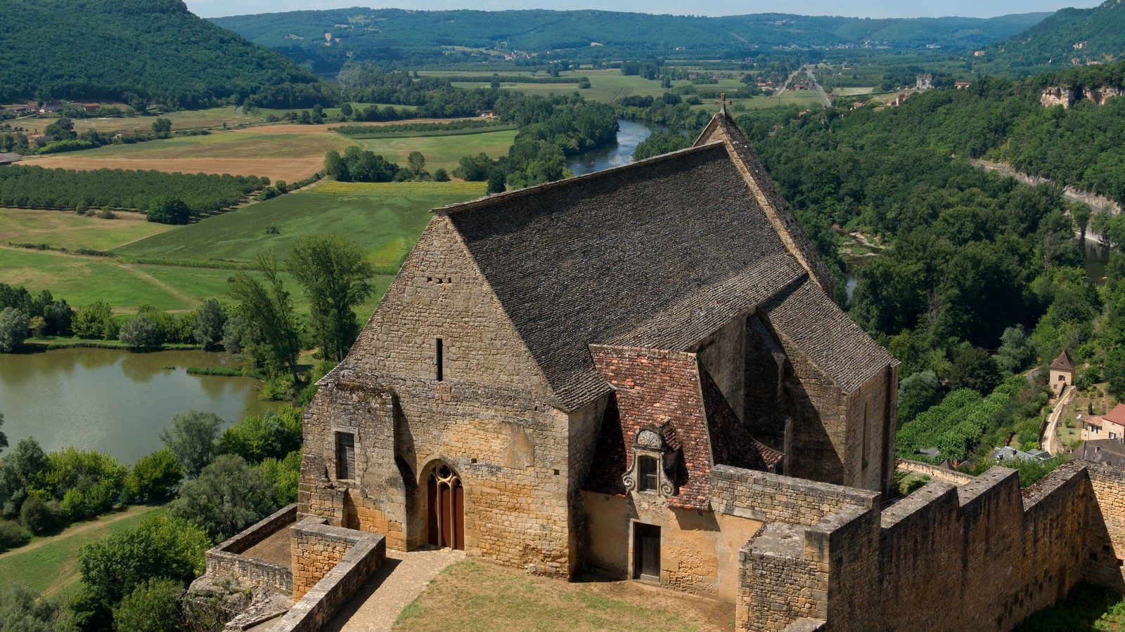Château médiéval de Beynac-et-Cazenac dominant la Dordogne