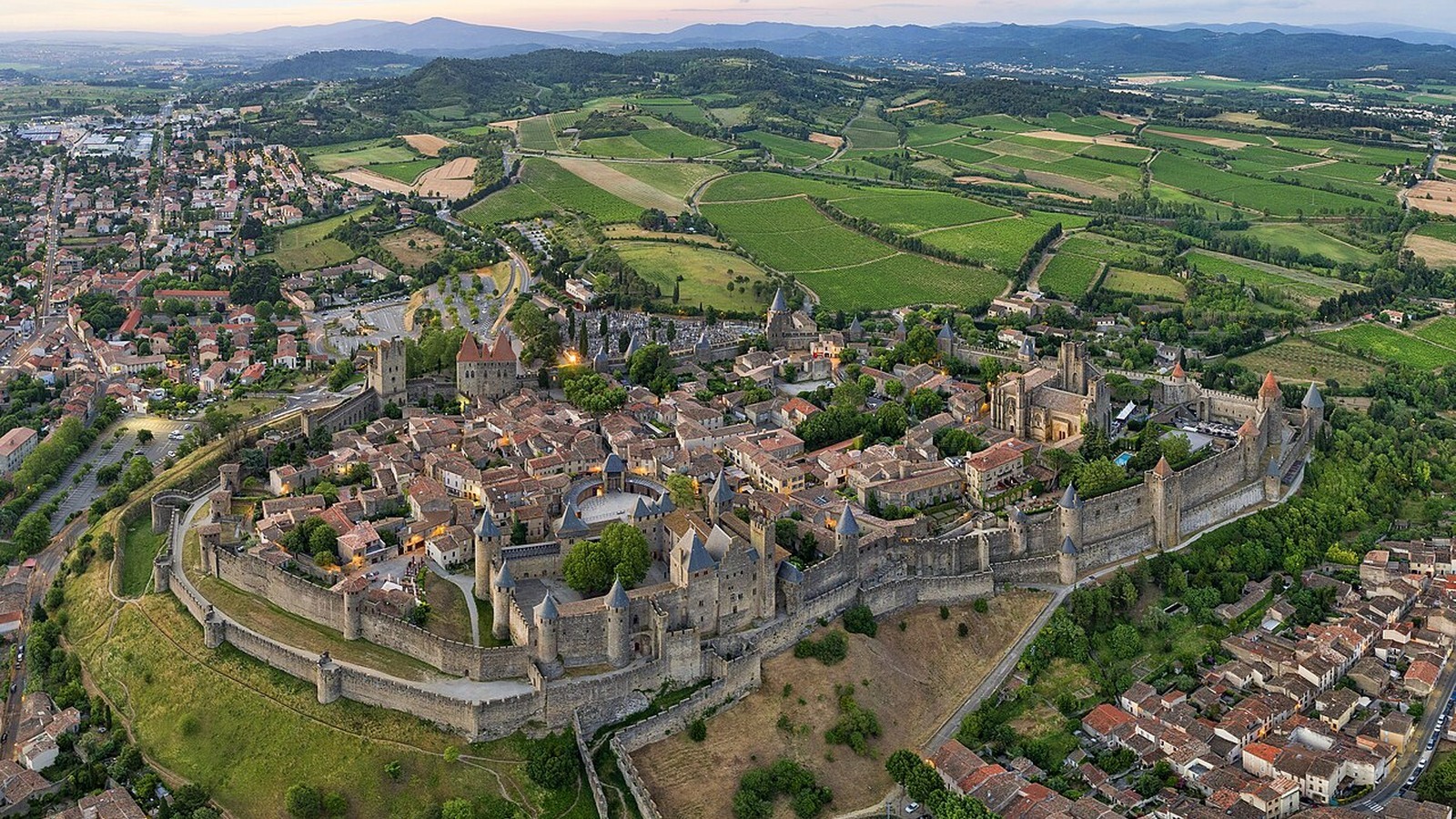 Cité médiévale de Carcassonne avec ses remparts illuminés