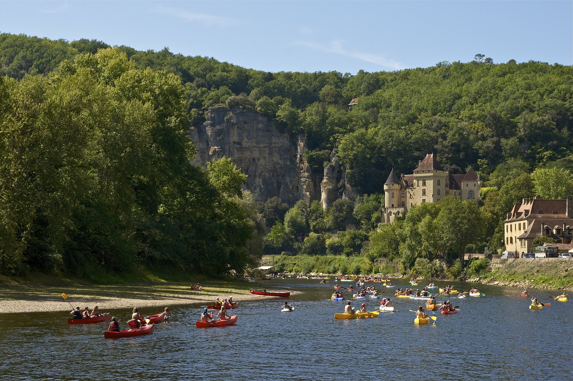 Canoës sur la Dordogne au pied de La Roque-Gageac, pont de l'Ascension 2026