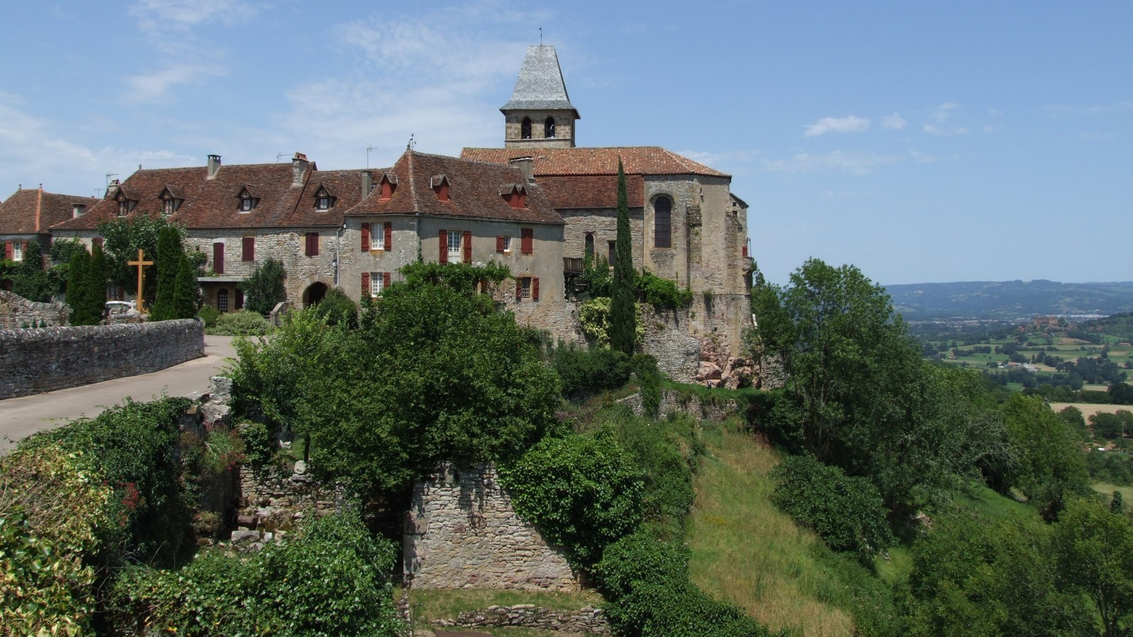 Village de Loubressac dominant la vallée de la Dordogne dans le Lot