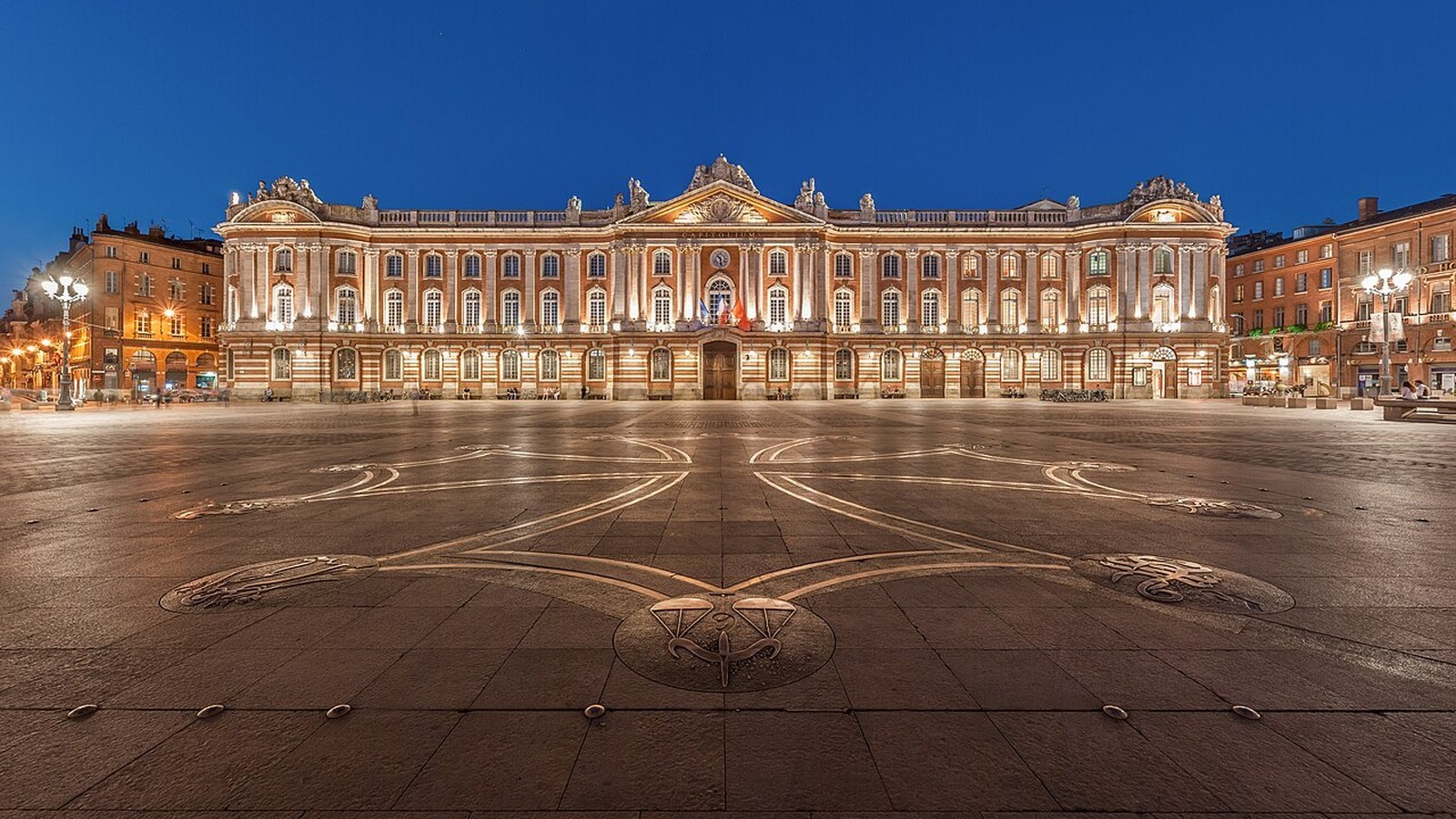 Place du Capitole à Toulouse avec la façade de l'hôtel de ville en brique rose