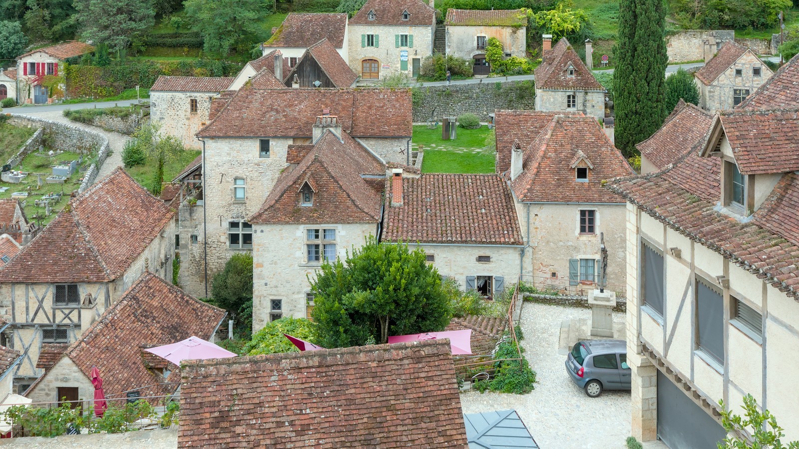 Village de Saint-Cirq-Lapopie accroché à la falaise surplombant le Lot