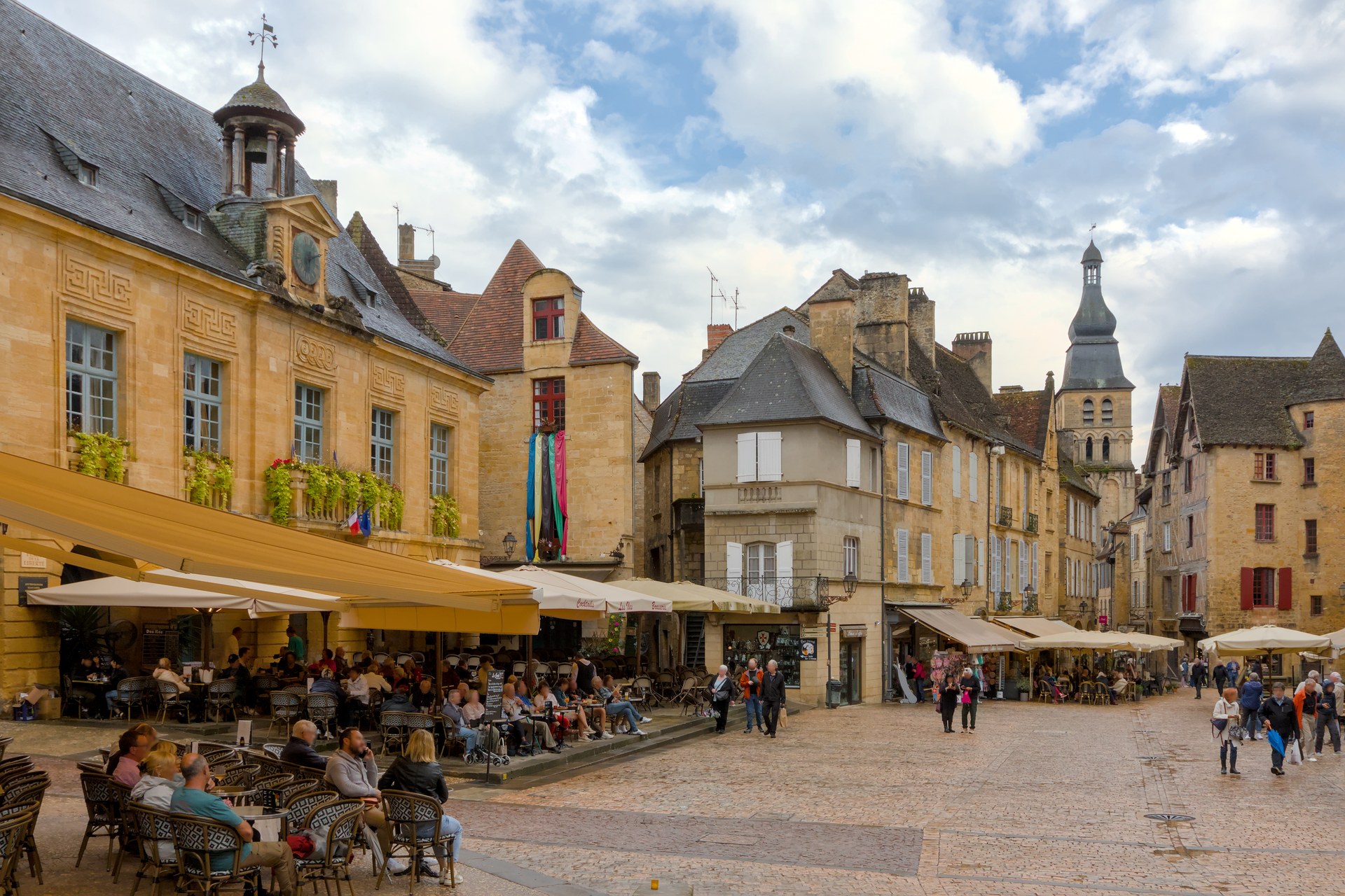 Place de la Liberté à Sarlat-la-Canéda, capitale du Périgord Noir