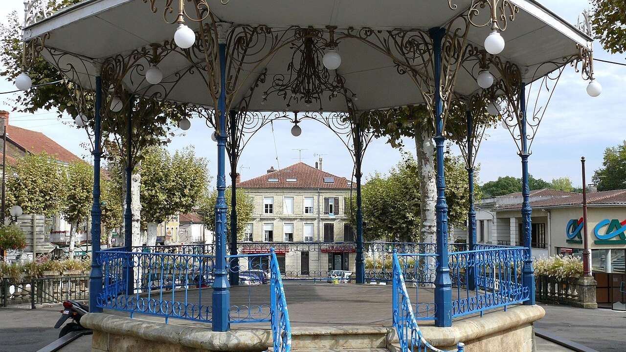 Kiosque à musique de Vic-Fezensac, point de départ des bandas pendant la feria