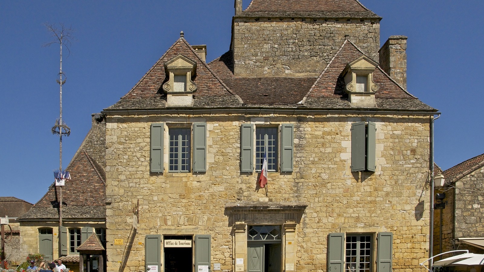 Village médiéval de Domme en Périgord noir depuis la place principale