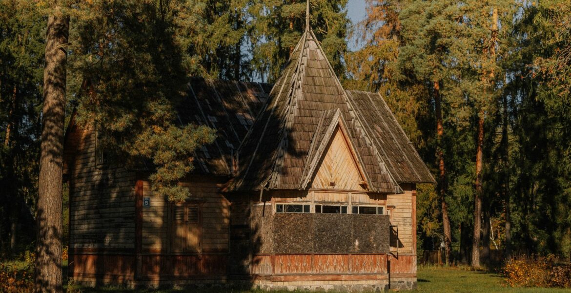 Dormir autrement dans le sud-ouest : cabane, roulotte ou troglodyte