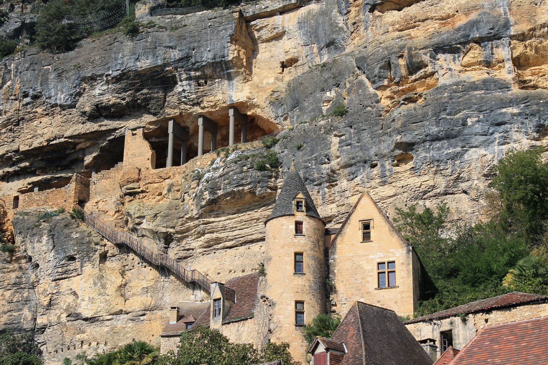 Falaise calcaire habitée de la vallée de la Vézère en Dordogne